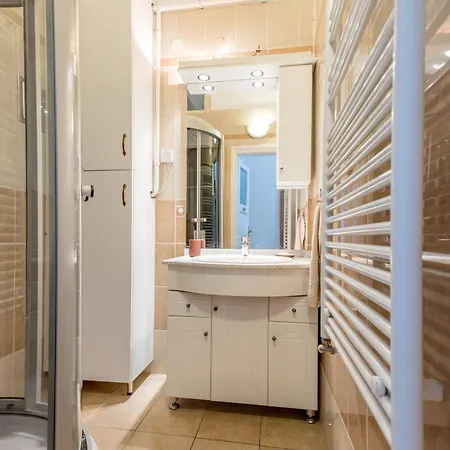 Vintage Build 2 Bedroom 2 Bathroom Appartement *