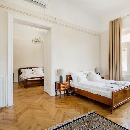 Vintage Build 2 Bedroom 2 Bathroom Appartement