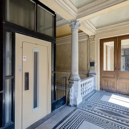 Vintage Build 2 Bedroom 2 Bathroom *