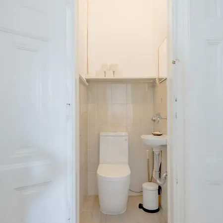 Vintage Build 2 Bedroom 2 Bathroom *