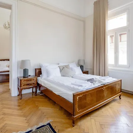 Vintage Build 2 Bedroom 2 Bathroom Appartement *