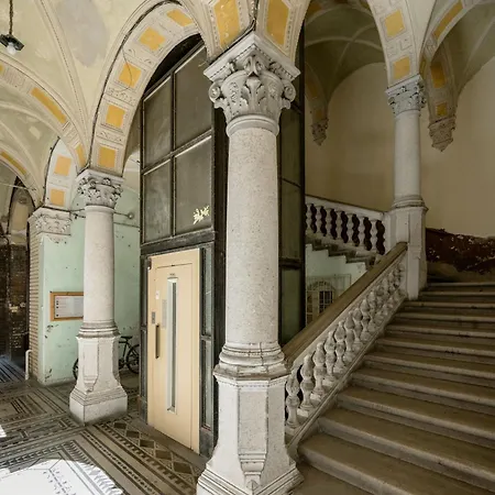 Vintage Build 2 Bedroom 2 Bathroom