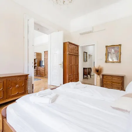 Апартаменты Vintage Build 2 Bedroom 2 Bathroom Будапешт