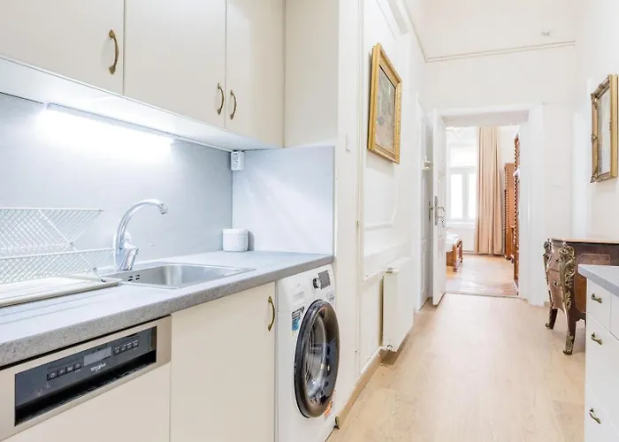 Vintage Build 2 Bedroom 2 Bathroom דירה