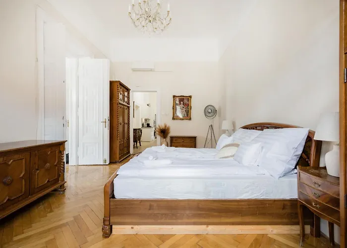 Vintage Build 2 Bedroom 2 Bathroom * בודפשט